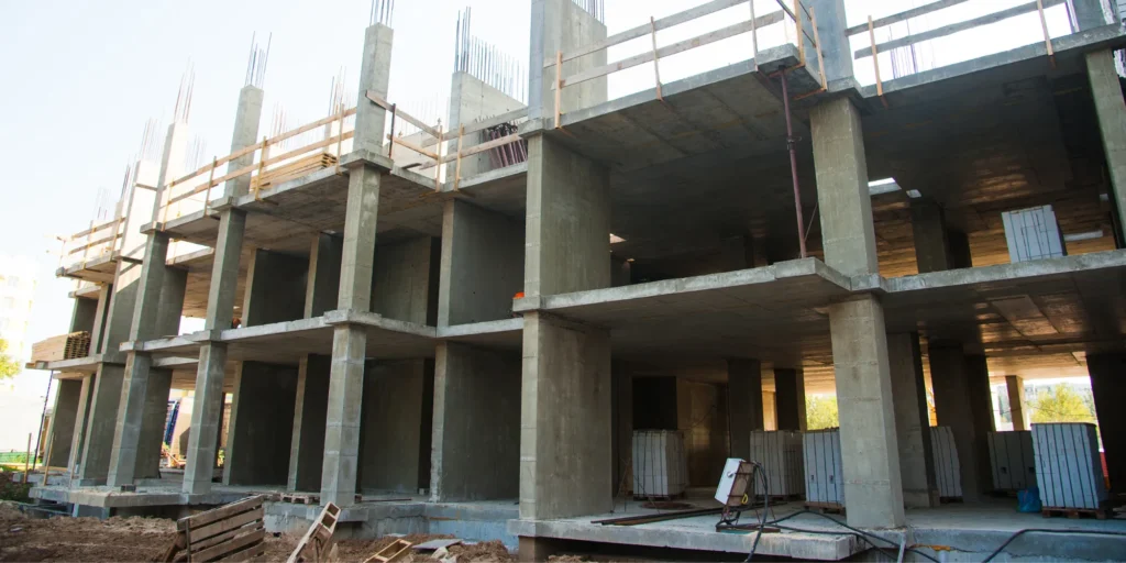 Estructura de un edificio en construcción con juntas estructurales